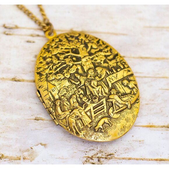 30 inch, Vintage Oval Renaissance Gold Tone Locket Necklace - BT1 - Picture 1 of 4